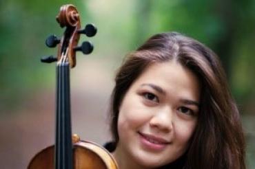 Julia Heusler mit ihrer Violine.