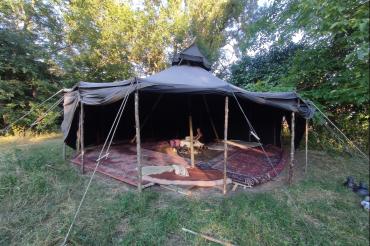 Auf dem Bild ist eine Jurte im Wurzelhof zu sehen.