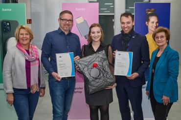 V.l.n.r. Simone Heidenreich (Teamleitung Aus-und Weiterbildung HAMA, Christian Kutscha (Ausbilder), Veronika Meier (Landesbeste), Matthias Hausmann (Regionalgeschäftsführer), Ursula Kneißl-Eder (Stv. Landrätin Landratsamt Donau-Ries).