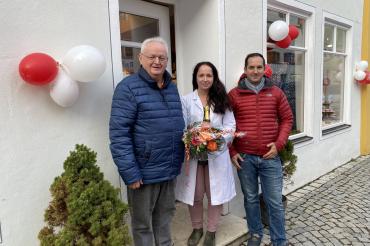 Das Bild zeigt die Geschäftsübernahme der Marien-Apotheke.