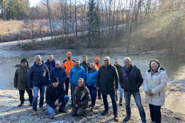 Unter anderen machten sich Manuel Westphal, Landrat von Weißenburg-Gunzenhausen, stellvertretende Donau-Rieser Landrätin Claudia Marb und Daitings Bürgermeister Roland Wildfeuer ein Bild von den Naturschutzmaßnahmen am Schallerweiher. 