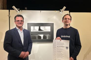 Oberbürgermeister Jürgen Sorré verleiht den Donauwörther Kunstpreis an Maximilian Gessler. 