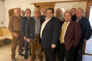 Die neue Vorstandschaft (v. links): Adalbert Rößle (Notenwart und Fähnrich), Eckhard Sims (Beisitzer), Sebastian Graf (Kassier), Hubert Eberle (3. Vorstand), Siegfried Schuster (Besitzer), Christian Hornung (1. Vorstand), Ludwig Höck (Beisitzer), Matthias Schefstos (2. Vorstand), Wolfgang Frost (Beisitzer), Alfred Mayr (Schriftführer). Auf dem Bild fehlen: Chorleiter und Ehrenmitglied Heinrich Speer sowie Christian Singvogel (Beisitzer). 