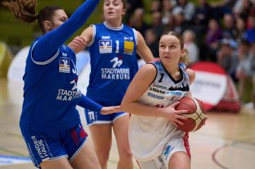 Enija Viksne, hier beim Zug zum Korb, steuerte gegen Marburg starke 13 Punkte bei.