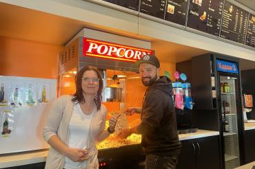 Filmparty im Ries-Theater Nördlingen. Fladen-Pirat Marcel Kraft (Fladen-Piraten, rechts) und Marion Böhm (Kino-Nördlingen) bringen die Kult-Romanze Dirty Dancing für einen Abend zurück auf die Leinwand des Nostalgie-Kinos "Ries-Theater Nördlingen".