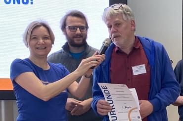 Johannes Thum (r.) nimmt für den ADFC Kreisverband Donau-Ries den 1. Preis für Mitgliedergewinnung entgegen.