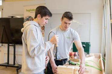 Ein Schüler erhält Praxiseinblicke in die Ausbildungsberufe bei der Firma Taglieber Holzbau in Oettingen.