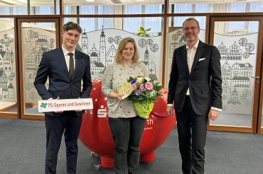 Unser Bild zeigt von links Niklas Sailer, Nicole Hofmann und Vorstandsmitglied Michael Scholz.