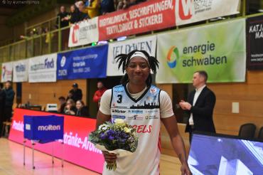 Blumenfan Danielle McCray. Sie verlässt Nördlingen wie vereinbart Ende des Monats und würde sich über einen Sieg über die Göttinger Veilchen sicherlich genauso freuen wie über den Blumenstrauß, den sie zur Verabschiedung in Nördlingen bereits erhalten hat. 