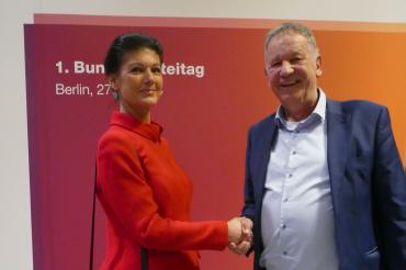 Sahra Wagenknecht gratuliert Manfred Seel zur Wahl in den Bundesvorstand der Partei BSW (Bündnis Sahra Wagenknecht).“