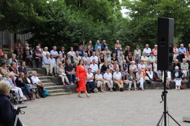 Das Konzert findet open air statt.