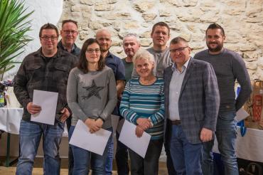 Die Jubilare aus 2023 im Bild von links nach rechts: Daniel Reule (10 Jahre), Tobias Schneider (10 Jahre), Carina Schuster (10 Jahre), Willy Reiber (10 Jahre), Norbert Kirsch (15 Jahre), Sieglinde Stark (25 Jahre), Michael Seubelt (15 Jahre), Martin Stark (Geschäftsführer), Andreas Weigel (25 Jahre). Nicht auf dem Bild: Martin Höhenberger (30 Jahre), Rita Wagner (10 Jahre).