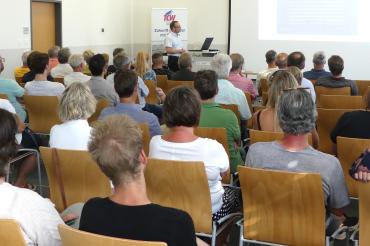 Zahlreiche Interessierte informieren sich über aktuelle und zukunftsweisende Themen im Rahmen des Vortragsprogramms am Technologie Centrum Westbayern.