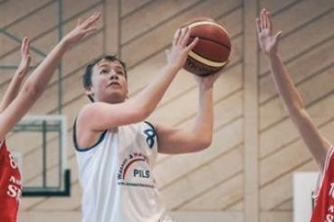 Donauwörth spielt in weiß.