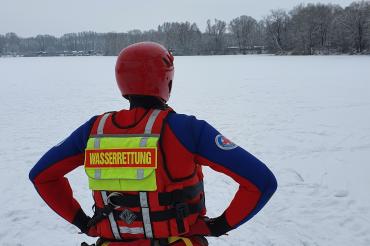Auf dem Bild ist die Kreiswasserwacht Nordschwaben zu sehen.