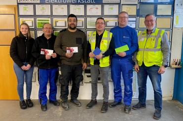 Auf dem Bild von links die Glücksfee Sara Uhl, die Gewinner Bruno Beyrle, Thomas Härtlein, Frank Wiedemann und Herbert Seefried sowie Werkleiter Wolfgang Oswald.