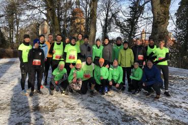 Auf dem Foto kurz vor dem Start der Großteil der Nördlinger Mannschaft vorne von links: Anneliese Zinke, Ingrid Hlawatsch, Hans Niederhuber, Brigitte Erdle, Ilona Hollndonner, Maria Dotzauer und Hans-Peter Schiele; dahinter von links Ulrike Schönmüller, Jonah Keplinger, Anton Keplinger, Martin Beck, Steffen Brenner, Heike Lang, Michael Kosiurak, Konrad Käser, MartinRommel, Brigitte Radajewski, Dagmar Hahn, Bernhard Satzenhofer, Andrea Grimmeisen, Sonja Wurm, Georg Eberhardt und Sarah Langer.