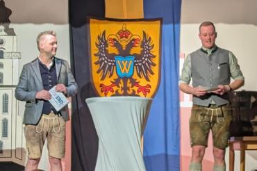 Florian Britzelmeir (li.) und Daniel Kopton beim EBD Starkbieranstich. 