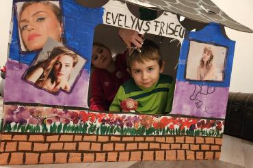 Geschwister Evelyn und Jan aus Deiningen in ihrem selbstgemachtem Papp-Haus.