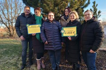 Über einen Spendenerlös von 2.455 Euro beim Adventsfensterln 2023 in Münster freuen sich von links: Christian und Beate Oßwald, Marianne Hoteran (Kirchenwirtin), Tamara Müller-Piesch (Elternbeirat Grundschule Holzheim-Münster), Yvonne und Dietmar Schmid. Auf dem Bild fehlen Tobias Halbmeir und Jan Rosenberger (Katholische Landjugend) sowie Adam Wagle (Kirchenwirt).