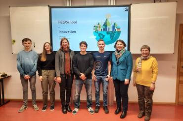 Die Schülerinnen und Schüler der 9a sowie der 11a des THG Nördlingen präsentierten Rita Ortler, 2. Bürgermeisterin der Stadt Nördlingen, (3. von links), Claudia Marb, stellv. Landrätin, (2. von rechts) sowie Schulleiterin Dr. Renate Rachidi ihre Ergebnisse der ersten Runde des Wettbewerbs "H2@School".
