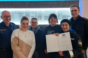 Das Bild zeigt von links: Peter Grießer, Dienststellenleite, Irina Dorn, Gisela Lindemeir, Lisa Ann Klapper, Döndü Korkusuz, Peter Martin, Stellv. Dienststellenleiter