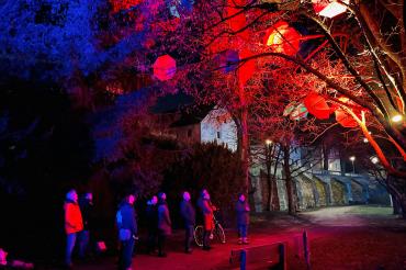 Künstlerin Monia Aichinger erläuterte Oberbürgermeister David Wittner und Vertretern des Stadtrats bei der Eröffnung der Lichtinstallation die von ihr erdachten, leuchtenden Motive.