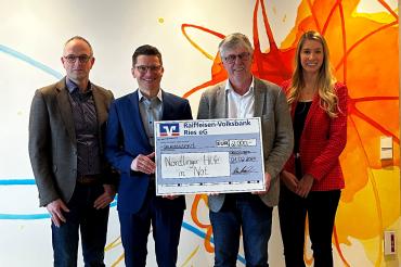 Vertreter der Maler Rauch Nördlingen GmbH übergeben einen Scheck über 2.000 Euro für die „Nördlinger Hilfe in Not“ (v.l. Peter Jaumann (Geschäftsführer), Oberbürgermeister David Wittner, Werner Rauch (Geschäftsführer), Hauptverwaltungsleiterin Helena Ott.