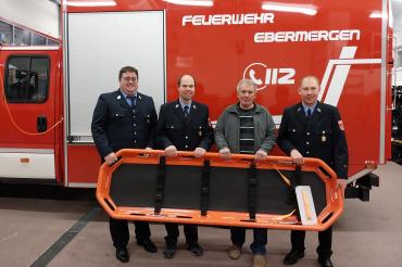 Das Bild zeigt: Geschäftsführer der Schreinerei Funk, Fritz Funk, sowie der 1. Kommandant der Freiwilligen Feuerwehr Ebermergen, Markus Riedel, seinen Stellvertreter Stefan Winter und Gruppenführer Sven Bachmann.