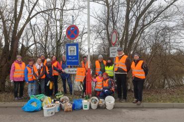 Die Plogging Gruppe sammelt Müll