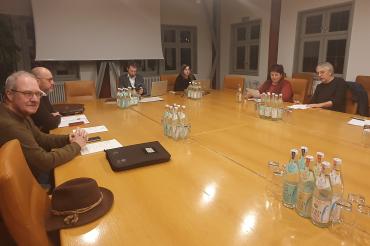 Sie sehen den Kulturausschuss Oettingen unter Leitung von Bürgermeister Thomas Heydecker