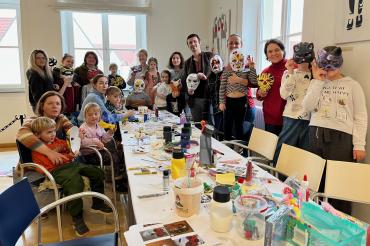 Hier sieht man die Teilnehmer des ersten Faschingsworkshops des Ukrainischen Kulturzentrums.