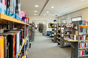 Romanabteilung der Donauwörther Stadtbibliothek. 