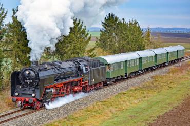 Das Bild zeigt eine Eisenbahn.