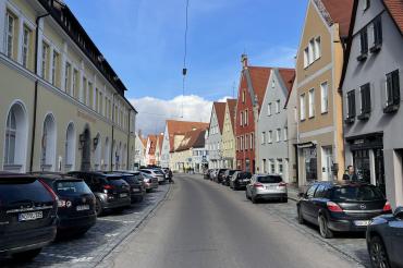Zu sehen ist die Straße Bei den Kornschrannen in Nördlingen.