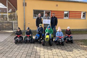 Hier sieht man die Übergabe des Spendenschecks an die Hermann-Keßler-Schule.