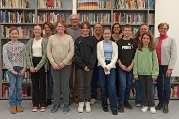 Alle Teilnehmer des Kreisentscheids (vorne) sowie die Jury (hinten)