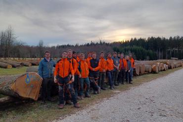 Das Team des Forstbetriebs Kaisheim mit Auszubildenden bei der gemeinsamen Besichtigung der Wertholzversteigerung in Bopfingen