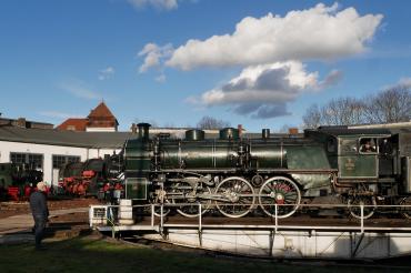 hier sieht man Harald Lesch vor einer Lokomotive im Bayerischen Eisenbahnmuseum.