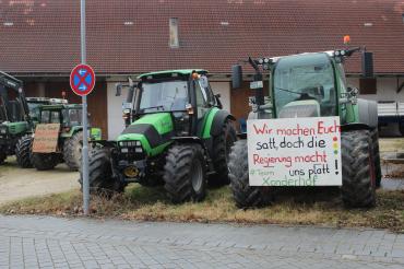 Zu sehen sind Traktoren mit Protestplakaten