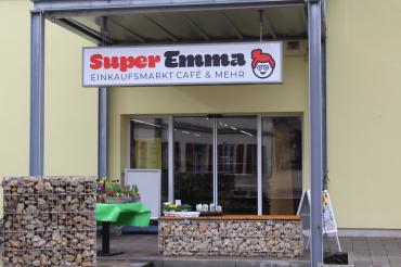 Zu sehen ist das Ladenschild über der Tür mit dem Namen Super Emma.