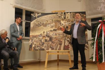 Alexander Wachtel (r.) stellt sein Gemälde vor.