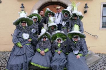 Hier sieht man Bürgermeister Alois Schiegg mit Maskierten beim Weiberfasching