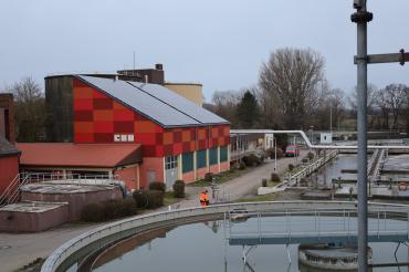 Neue Photovoltaikanlage auf Kläranlage
