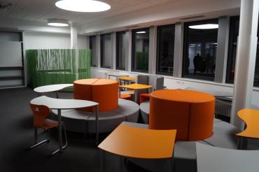 Neu eingerichtetes Beispiel Zimmer mit Orangenen Möbeln