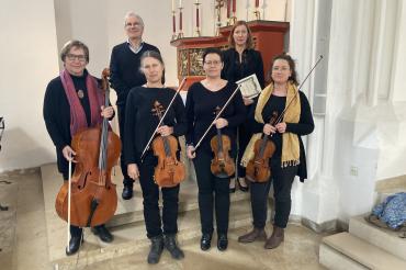 Hier sieht man die Musiker und Musikerinnen des Kirchenkonzerts Stabat Mater von Luigi Boccherini.