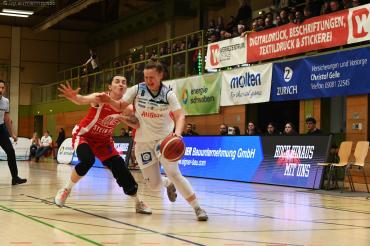 Hier versucht Nördlingens Roosa Lehtoranta (rechts) zum Korb zu ziehen.