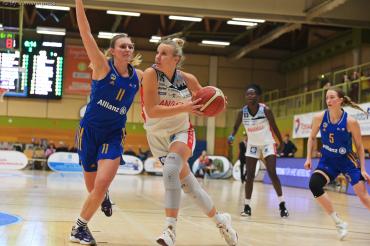 Hier sieht man Lisa Berthold von den Eigner Angels auf dem Weg zum Basketballkorb.