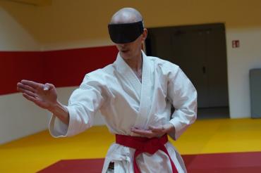 Hier sieht man René Steinhübel beim Karate.