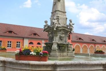 Hier sieht man einen Osterbrunnen der Stadt Oettingen.